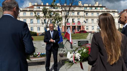 Dwóch mężczyzn i kobieta patrzą na konsula Francji
