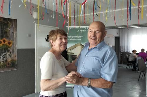 Zbliżenie na tańczącą parę seniorów