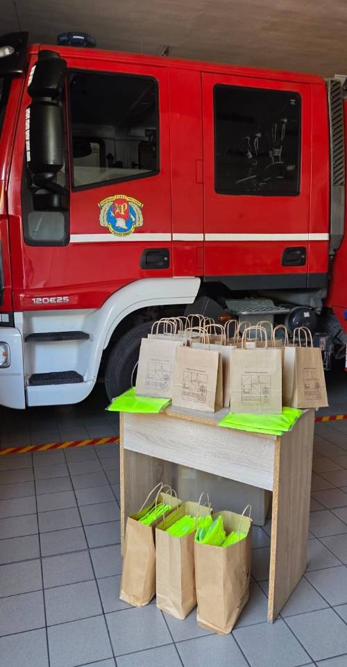 Zbliżenie na torby z upominkami i wóz strażacki