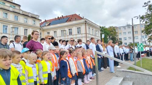 Zbliżenie na grupę przedszkolaków i uczniów
