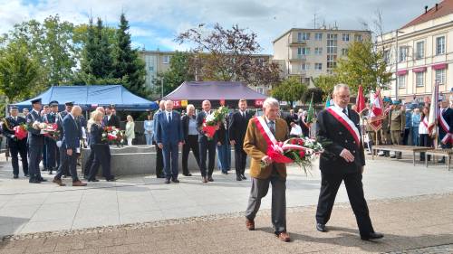 Zbliżenie na dwóch panów, którzy idą z kwiatami