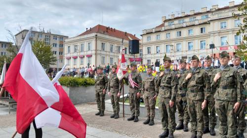 Żołnierze stoją na placu