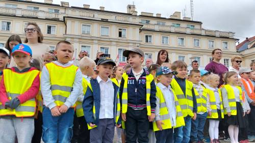 Zbliżenie na grupę przedszkolaków