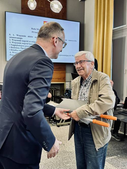 Zbliżenie na pana trzymające w rękach nagrodę