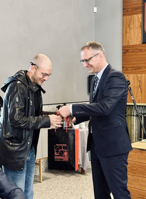 Burmistrz Pruszcza Gdańskiego wręcza laureatowi konkursu nagrodę