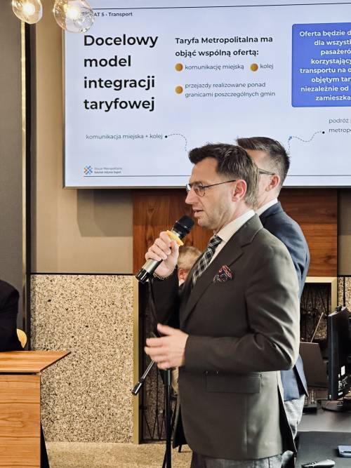 Zbliżenie na mężczyznę trzymającego mikrofon