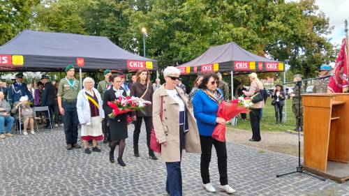 Grupa osób z kwiatami