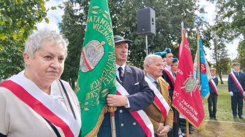 Zbliżenie na osoby z pocztami sztandarowymi