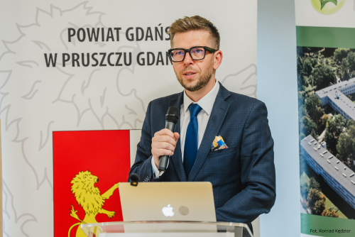 Mężczyzna z mikrofonem w ręku
