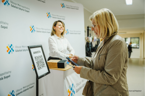 Kobieta telefonem skanuje kod QR