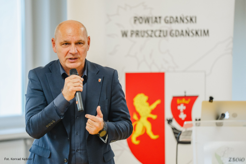 Mężczyzna z mikrofonem w ręku