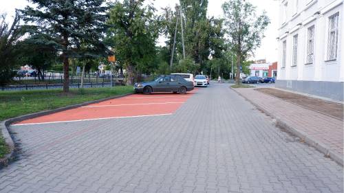 Zdjęcie pokazuje nowy parking rotacyjny przy urzędzie miasta