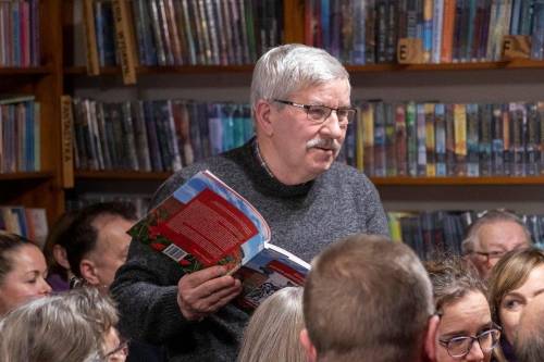 Zdjęcie przedstawia spotkanie dotyczące trzeciej części książki Historia Powiatu Gdańskiego w pytaniach w Powiatowej i Miejskiej Bibliotece w Pruszczu Gdańskim