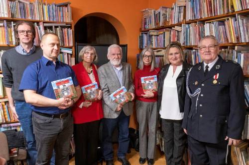 Zdjęcie przedstawia spotkanie dotyczące trzeciej części książki Historia Powiatu Gdańskiego w pytaniach w Powiatowej i Miejskiej Bibliotece w Pruszczu Gdańskim