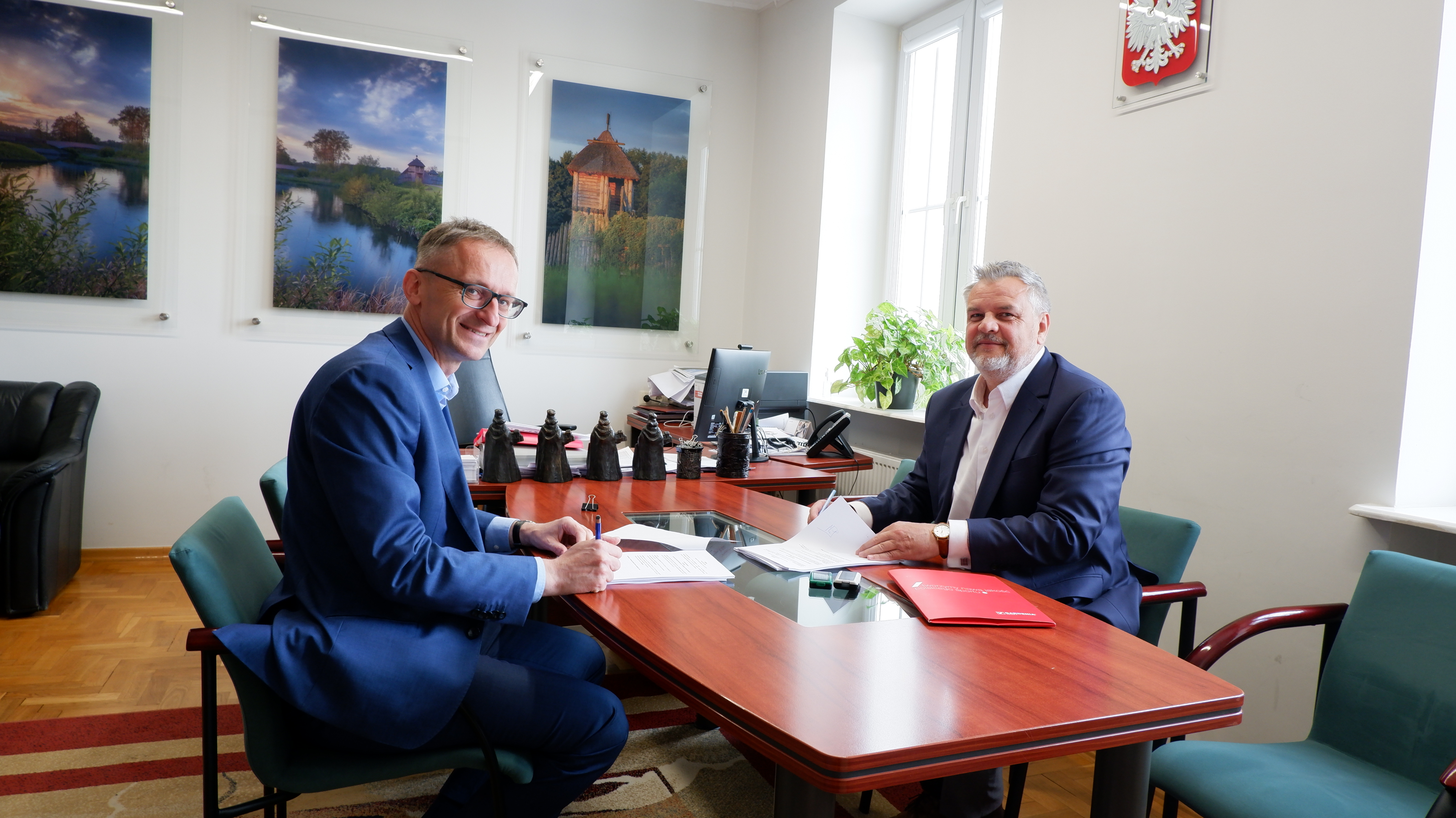 aktualność: Modernizacja boiska piłkarskiego przy ul. Tysiąclecia oraz przebudowa instalacji elektrycznych i teletechnicznych w budynku SP nr 1 – zawarcie umów z wykonawcami