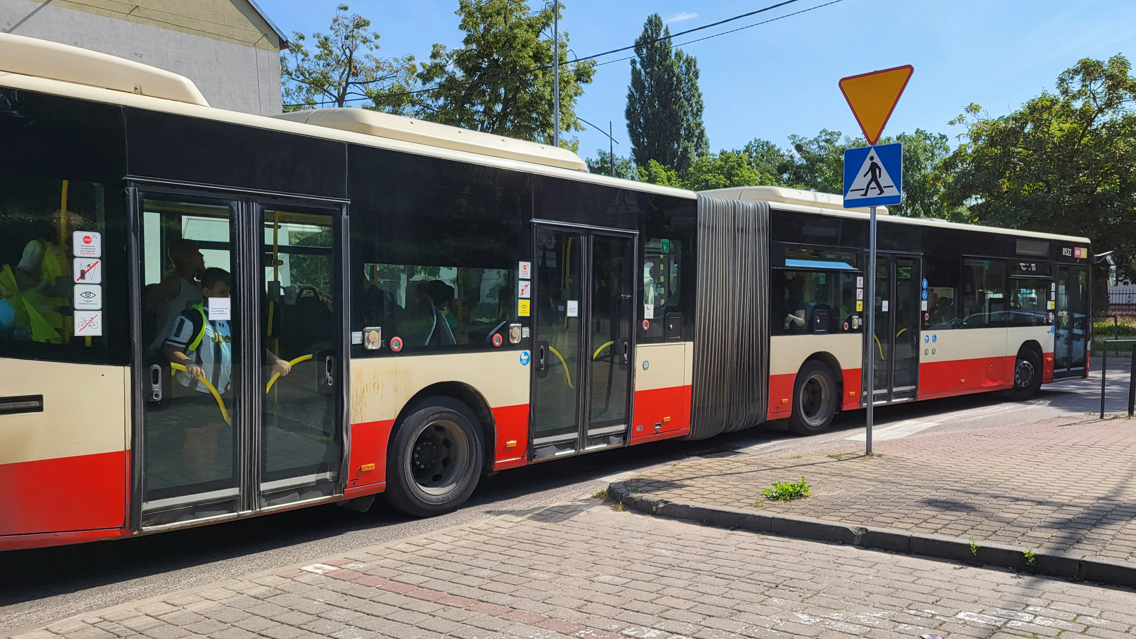 aktualność: Dłuższy autobus na wakacyjnej linii 607 – więcej miejsca, większy komfort podróży nad morze!