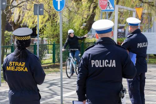 Rozpoczęcie Turnieju o bezpieczeństwie w Ruchu Drogowym - część praktyczna. Reprezentant Straży Miejskiej i reprezentanci policji.