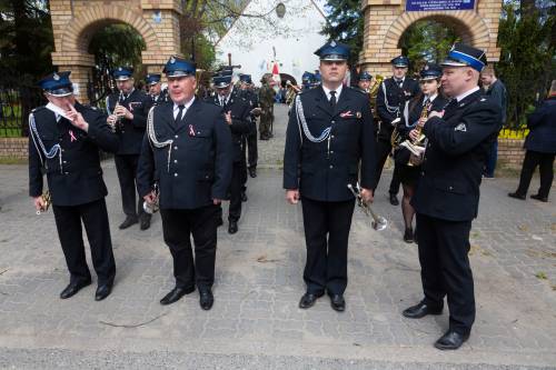 Orkiestra prowadząca przemarsz ulicami miasta