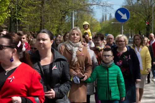 Uczestnicy przemarszu 3 majowego ulicami miasta