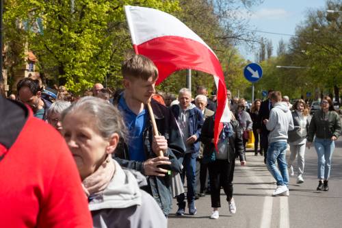 Uczestnicy przemarszu 3 majowego ulicami miasta